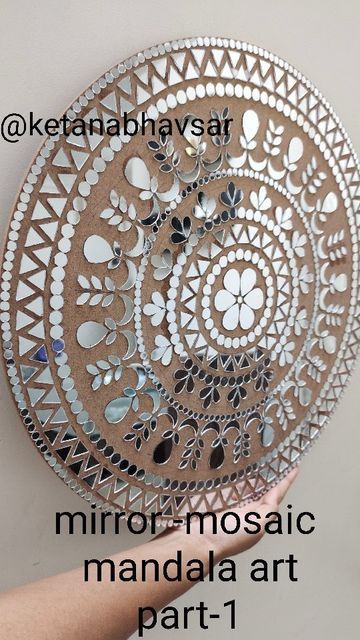 Mirror Work On Mdf Board, Mirror Arts And Crafts, Lippan Mirror Work, Mirror Mosaic Lippan Art, Mosiac Mirror Art, Mandala Mosaic Patterns, Decoration Drawing Ideas, Mirror Mosaic Art Ideas, Mirror Work Decoration