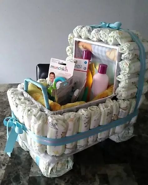 25+ DIY Diaper Cake Ideas that Make a Great Baby Shower Gift - HubPages Diaper Cake Ideas, Diy Diaper Cake, Diaper Gifts, Idee Babyshower, Baby Basket, Baby Shower Baskets, Creative Baby Shower, Baby Shower Crafts, Baby Shower Gift Basket