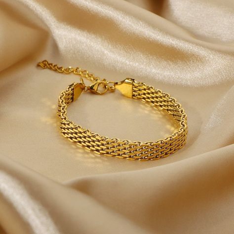 18K Gold Mesh Chain Bracelet / Anklet Our shiny and elegant Gold Mesh Chain Bracelet will lie perfectly across your arm or leg to create the sleekest of sleek looks. Perfect for layering, this basic chain bracelet will look beautiful when layered up with any other bracelets. And the best part? It's 100% waterproof, as it is made of 18K gold plated stainless steel. ✨ Regina's tip: Wear this piece on its own or together with other bracelets if you like to layer them. ✨ Waterproof: does not change Simple Gold Bracelet For Men, Jewelry Design Pendant, Stylish Gold Bracelet For Women, Men Bracelet Gold For Him, Gold Bracelet For Women Classy, Bracelets Gold Simple For Women, Jewelry Shots, Mens Gold Chain, Gold Bracelet For Men