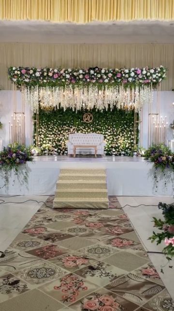 Groom Stage Decoration, Wedding Reception Stage Design, Stage Decorations Wedding Receptions, Marriage Stage Decoration Weddings, Stej Decoration, Bridal Stage Decoration, Stage Decorations Event Backdrops, Wedding Backdrop Decorations Receptions, Traditional Stage Decoration