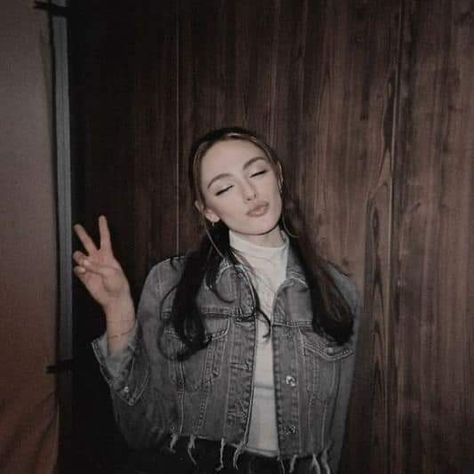 Danielle Rose Russell Instagram, Danielle Rose Russell Selfie, Danielle Rose Russell Aesthetic, Danielle Rose Russell Wallpaper, Danielle Rose Russell Photoshoot, Danielle Rose Russell Rares, Danielle Rose Russell Icons, Daniel Rose Russell, Lyra Kane