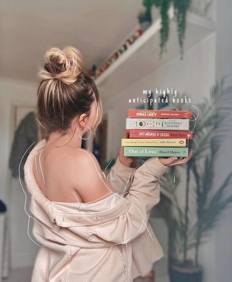 Cute Reading Pictures, Book Instagram Profile Picture, Instagram Post Ideas Pictures Book, Selfie Book Ideas, Easy Bookstagram Pictures, Bookstagram Birthday Post, Photoshoot With Books At Home, Reading Photoshoot Ideas, Bookstagram Flatlay Inspiration