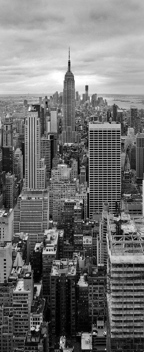 "Photographing the New York skyline" #leica Photographie New York, New York Wallpaper, I Love New York, Black And White Photo Wall, Fotografi Kota, York Wallpaper, Black And White Picture Wall, Wallpaper Disney, Disney Pocahontas