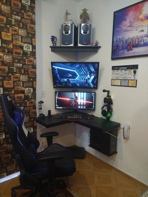 Setup Gamer de canto Small Room Gaming Setup, Room Gaming Setup, Older Boys Bedroom Ideas, Small Gaming Room Ideas, Small Corner Desk, Video Game Bedroom, Corner Gaming Desk, Room Gaming, Small Game Rooms