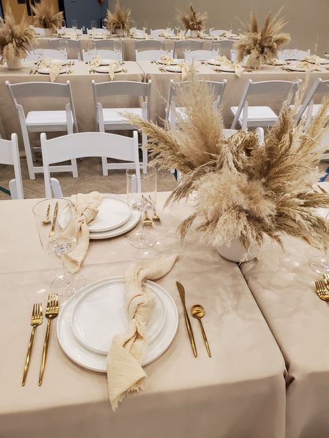 Neutral boho Babyshower decor/setup Rustic Wedding Table Linen Ideas, Boho Neutral Centerpieces, Pampas Bridal Shower Ideas, Neutral Colors Party Theme, Neutral Party Table Decor, Table Decorations With Pampas, Pampas Theme Party, Simple Boho Sweetheart Table, Pampas Table Setting