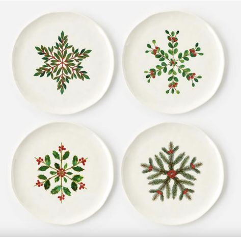 Christmas Diy Plate, Christmas Paint Plate Ideas, Christmas Clay Plates, Christmas Pottery Plate Ideas, Painting Pottery Ideas Christmas, Easy Pottery Painting Ideas Christmas, Ceramic Christmas Plate Ideas, Diy Christmas Plates Paint, Christmas Plate Pottery Painting