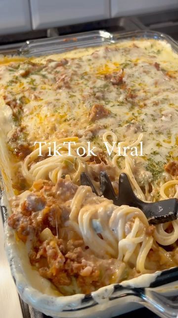 Garlic Parmesan Spaghetti, Parmesan Spaghetti, Ground Beef Recipes For Dinner, Recipes For Dinner, Tiktok Viral, Think Food, Beef Recipes For Dinner, Garlic Parmesan, Food Videos Cooking