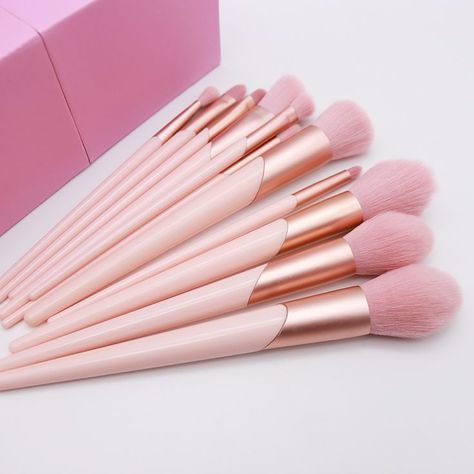 Pink Makeup Brushes, Rosa Make-up, Affordable Makeup Brushes, Pink Makeup Brush, Alat Makeup, Makeup Brushes Guide, Wholesale Makeup, Best Makeup Brushes, Disney Makeup