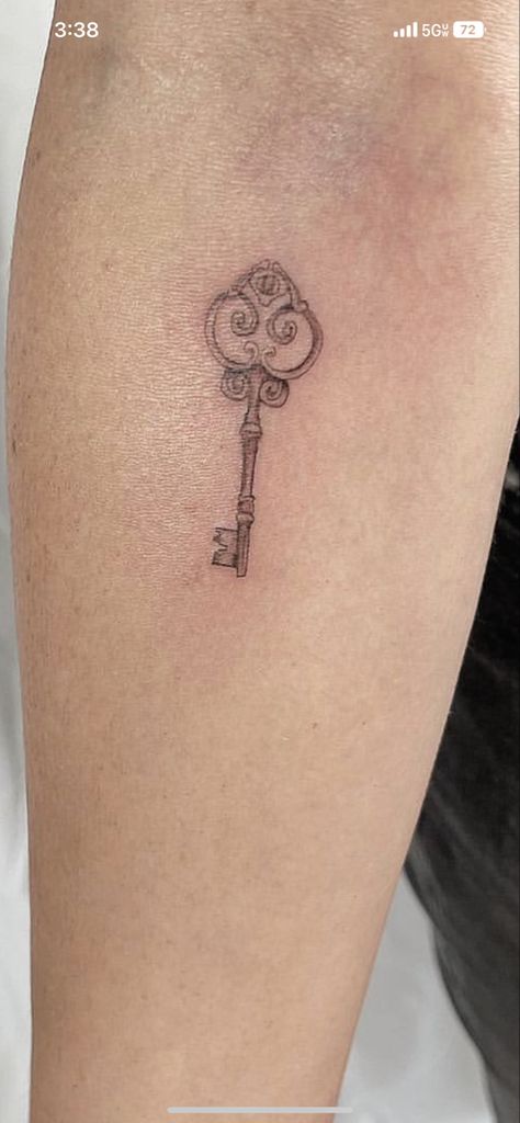 Dainty Key Tattoo, Key And Flower Tattoo, Fine Line Key Tattoo, Tattoo Key, Key Tattoo Designs Vintage, Old Key Tattoo, Vintage Key Tattoos, Small Key Tattoos, Typewriter Tattoo