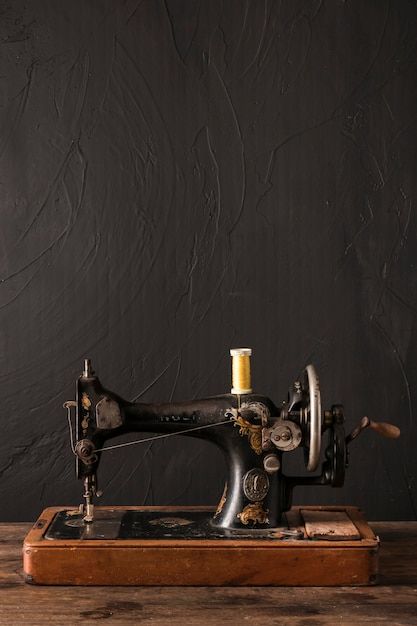 1930 Aesthetic, Sewing Artwork, Sewing Machine Drawing, Sewing Aesthetic, Sewing Photography, Colorful Hairstyles, Instagram Branding Design, Showroom Interior Design, Vintage Sewing Machine