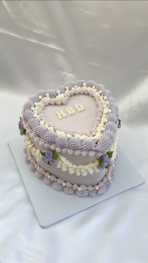 Vintage Heart Cake Lavender, White And Lavender Cake, Lilac Heart Cake, Lilac Vintage Cake, Purple Vintage Heart Cake, Lavender Vintage Cake, Lavender Heart Cake, Purple Heart Shaped Cake, Light Purple Birthday Cake