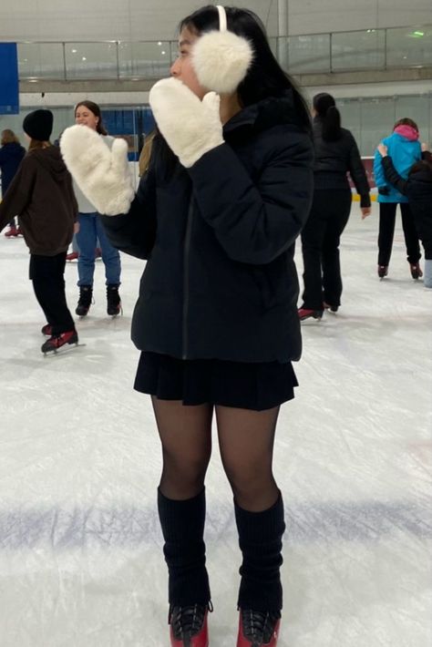 Winter Outfits Aesthetic Ice Skating, Ice Skates With Leg Warmers, Cute Skating Rink Outfits, I E Skating Outfit, All Black Ice Skating Outfit, Ice Skating Outfit Outdoor, Christmas Ice Skating Outfit, Plus Size Ice Skating Outfit, Ive Skating Outfit