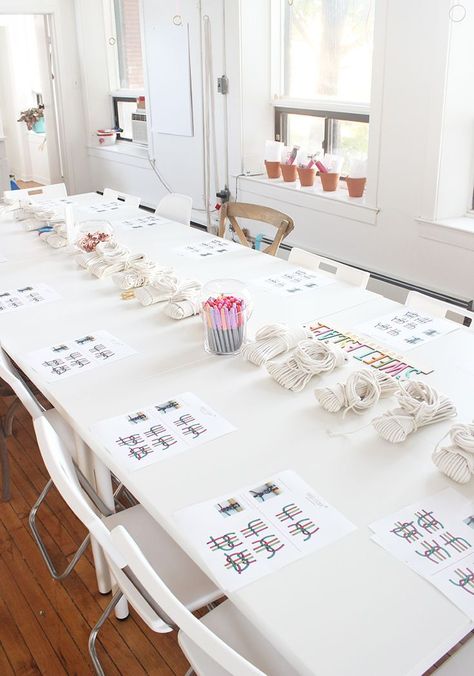 Workshop Event Ideas, Macrame Studio Space, Creative Workshop Space, Macrame Workshop Ideas, Craft Studio Ideas, Craft Workshop Ideas, Art Workshop Studio, Creative Workshop Ideas, Macrame Party