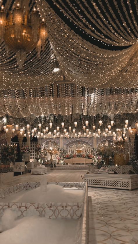 Muslim Wedding Decorations, Indian Wedding Venue, Pakistani Wedding Decor, Royal Indian Wedding, Night Wedding Decor, Pakistan Wedding, Dream Wedding Reception, Wedding Stage Design, Dream Wedding Decorations