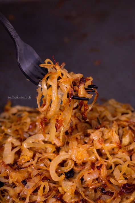 How to bulk fry your onion perfectly in the oven? Slicing Onions, Oil Substitute, Stove Top Oven, Pakistani Dishes, Oven Fried, Fries In The Oven, Fried Onions, Simple Tricks, Traditional Food