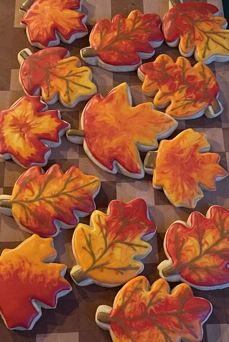 Thankful Cookies Decorated, Decorated Leaf Cookies, Leaf Sugar Cookies Decorated, Pumpkin Decorated Sugar Cookies, Leaf Decorated Cookies, Leaf Royal Icing Cookies, Fall Cookies Decorated With Royal Icing, Leaf Cookies Decorated Buttercream, Fall Decorated Cookies Royal Icing