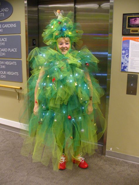 Christmas Tree Halloween Costume, Ugly Christmas Sweater Diy Funny, Diy Christmas Outfit, Christmas Tree Outfit, Christmas Costumes Women, Tacky Christmas Party, Christmas Tree Costume, Funny Christmas Outfits, Tree Costume