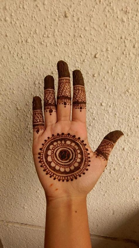 Aesthetic Mehndi Designs Easy Palm, Front Hand Simple Mehendi Design Palm, Mehendi Designs For Hands Simple Palm Aesthetic, Simple Palm Mehndi Design Aesthetic, Aesthetic Mehandi Designs Easy Palm, Front Simple Mehndi Designs, Simple Palm Mehendi Designs, Palm Henna Designs Easy Simple Aesthetic, Simple Henna Designs Easy Hands Palms