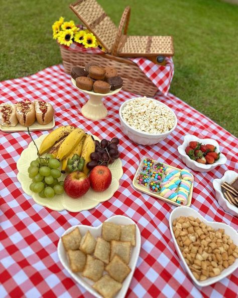 Kids Picnic Foods, Picnic Date Food, Picnic Planning, Picnic Snacks, Coffee Shop Photography, Kids Picnic, Picnic Inspiration, Picnic Birthday, Picnic Date