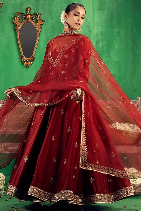 Red Embroidered Anarkali Set Design by Jigar Mali at Pernia's Pop Up Shop 2023 Mahima Mahajan Anarkali, Jigar Mali, Mahima Mahajan, Red Anarkali, Silk Anarkali Suits, Popup Shop, Mehendi Outfit, Silk Anarkali, Dresses Traditional