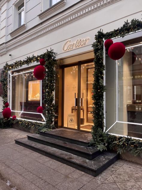 Hotel Xmas Decoration, Cartier Christmas, Winter Christmas Aesthetic, Christmas Salon, Christmas Shop Window, Luxury Christmas Decor, Holiday Window Display, Storing Christmas Decorations, Luxury Christmas Tree