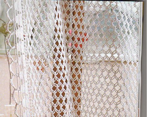 Crochet curtain Filet Crochet Curtains Pattern Free, Crochet Curtains Free Pattern Vintage, Crochet Curtains Free Pattern, Crochet Curtain Pattern, Beau Crochet, Confection Au Crochet, Crochet Stitches Free, Crochet Curtains, Crochet Circles