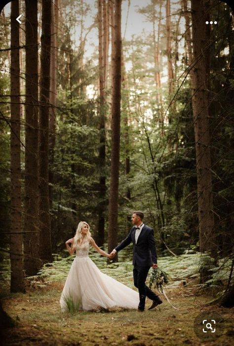 Romantic Forest Wedding, Shooting Photo Couple, Forest Bride, Forest Wedding Photography, Romantic Forest, Forest Theme Wedding, Wedding Portrait Poses, Outdoor Wedding Photography, Bride Groom Photos