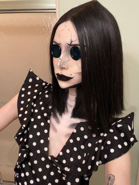 Halloween Costumes For Short Black Hair, Dark Haired Halloween Costumes, Tim Burton Halloween Costumes Women, Halloween Costumes With Black Hair, Horror Costume Female, Halloween Costumes Scary Horror, Dark Hair Halloween Costume Ideas, Horror Costume Ideas, Coraline Halloween Costume