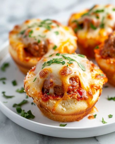 Made these for a tailgate party and man were they are hit! Finger Sandwich, Pizza Cups, Quick Family Meals, School Recipes, Mini Pizzas, Appetizers Easy Finger Food, Best Appetizer Recipes, Finger Foods Easy, Football Food