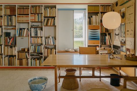 Finn Juhl's House - Noden | Original vintage Scandinavian furniture Vintage Scandinavian Interior, Finn Juhl House, Office Design Inspo, Vintage Scandinavian Furniture, L Shaped House, School Interior, Finn Juhl, Innovative Furniture, Vintage Scandinavian