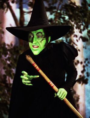 Wicked Witch of the West (The Wizard of Oz) | The Female Villains Wiki | Fandom Wizard Of Oz Pictures, Wizard Of Oz Witch, Green Wizard, Winged Monkeys, The Wicked Witch Of The West, Halloween Costum, Margaret Hamilton, Magical Abilities, Wizard Of Oz 1939