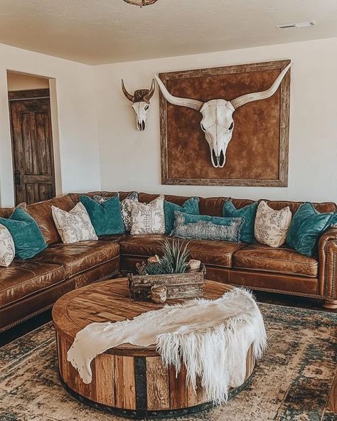 Western Chic Living Room, Western Living Room Decorating Ideas, Cowboy Living Room, Western Apartment Decor, Boho Western Living Room, Western Living Room Ideas, Western Style Living Room, Masculine Home Decor, Western Living Rooms