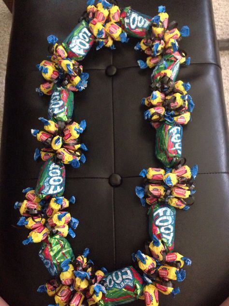 Candy Lei Diy, Graduation Candy Lei, Fruit By The Foot, Graduation Leis Diy Ribbons, Money Lei Diy, Graduation Things, Lei Graduation, Graduation Leis Diy, Grad Diy