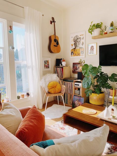 Colourful Eclectic Bedroom, 70s Eclectic Living Room, Colourful Studio Apartment, Family Apartment Living, 60s Apartment, 60s Room Decor, Retro Apartment Decor, Colorful Studio, Makeover House