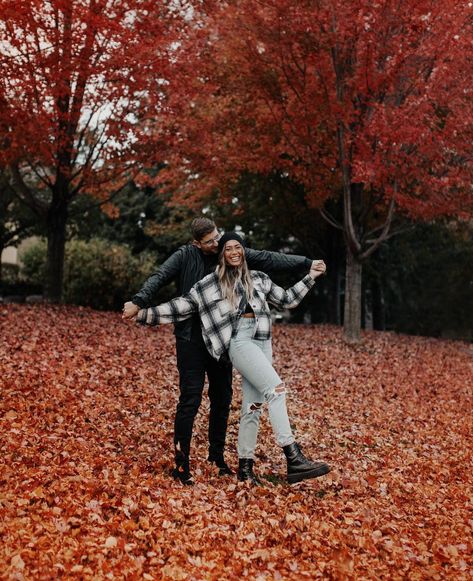 Couple Photo Session Outfits, Fall Outfit For Couple Pictures, Couple Photoshoot Fall Ideas, Fall Theme Engagement Photos, Day Time Photography, September Photoshoot Ideas Couples, Fall Leaves Photoshoot Couple, Fall Photo Couple, October Photoshoot Ideas Couples