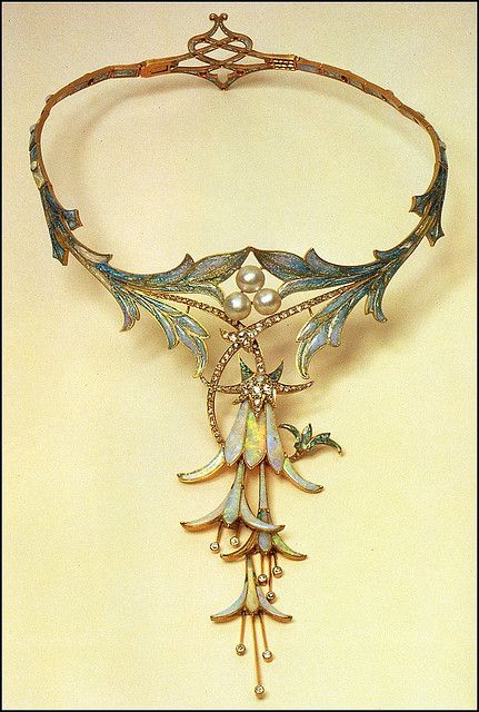 Necklace from Artist Alphonse Mucha - 1905. Designed for Boutique Fouquet? Fuchsia Necklace, Wedding Chest, Bijoux Art Deco, Bijoux Art Nouveau, Art Nouveau Jewelry, Alphonse Mucha, Deco Jewelry, Moda Vintage, Arts And Crafts Movement