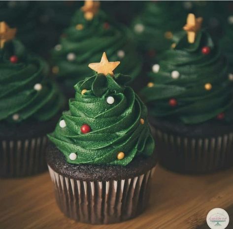 Jul Kaka, Christmas Cupcakes Recipes, Christmas Tree Cupcakes, Christmas Baking Recipes, Christmas Cake Designs, Bakery Ideas, Christmas Food Desserts, Christmas Feeling, Christmas Cupcakes