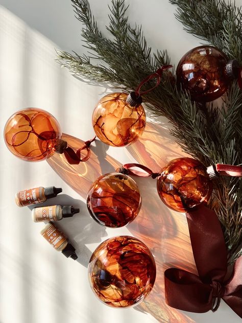 Copper Xmas Tree, Amber And Black Christmas Tree, Diy Brown Christmas Ornaments, Christmas Trees With Orange Slices, Amber Glass Christmas Ornaments, Amber Ornaments Christmas Tree, Amber Glass Ornaments Diy, Diy High End Christmas Ornaments, Amber Ornaments Diy