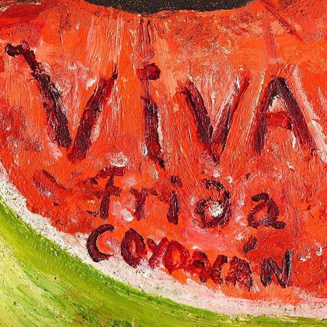 Museo Frida Kahlo on Instagram: “#FridaKahlo 🌺 expresó su mundo interior a través de pinceladas. Este acercamiento a “Viva la Vida” 🍉 devela belleza y nostalgia; nos…” Frida Kahlo Art Illustration, Frida Kahlo Art, Mexican Fashion, Viva La Vida, Diego Rivera, Illustration Art, Collage, Tattoos, On Instagram