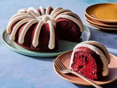 Nothing Bundt Cake Recipe, Cakes Red Velvet, Chocolate Chip Frosting, Red Velvet Chocolate, Easy Bundt Cake, Nothing Bundt, Nothing Bundt Cakes, Easy Dessert Recipes, Lemon Bundt Cake