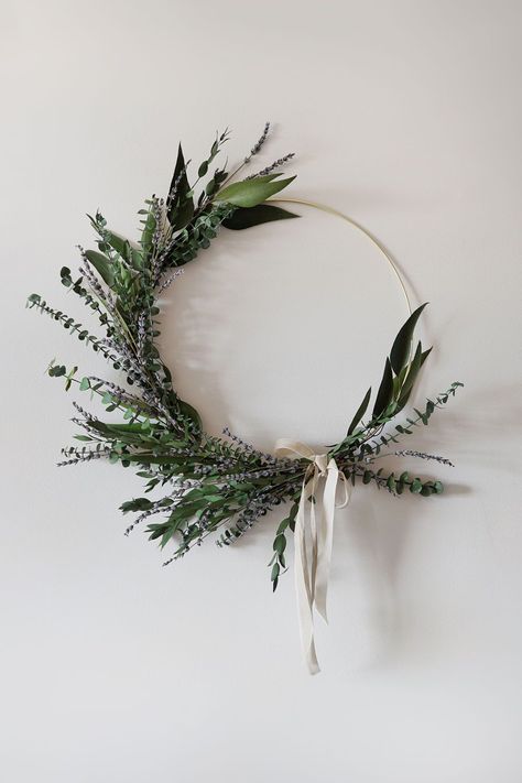 Preserved Christmas Wreath, Wire Hoop Wreaths, Minimalist Wreath Diy, Diy Simple Christmas Wreath, Eucalyptus Wreath Diy, Julkransar Diy, Dekoratívne Vence, Dried Floral Wreaths, Jul Diy