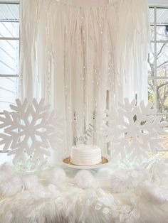 Winter Wonderland Backdrop Ideas, Winterwonder Land Theme Party, Winterland Birthday Party, White Christmas Party Theme, Winter Wonderland Theme Party, Winter Onederland Party Girl, Winter Birthday Party, Winter Backdrop, Winter Wonderland Birthday Party