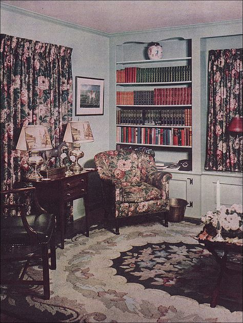 Source: Better Homes & Gardens  From the Antique Home & Style collection. 1940s Living Room, 1950s Living Room, 1940s Home Decor, 1940s Interior, 1940s Decor, Colonial Living Room, Sala Vintage, 1940s Home, Old House Interior