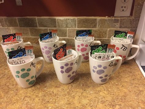 Vet Tech appreciation mugs #DIY #sharpiemugs #vettech #veterinarytechnician #vetnurse #appreciation #gift Diy Veterinary Gifts, Tech Week Ideas, Veterinary Technician Week, Veterinary Technician Gifts, Veterinarian Clinic, Vets Office, Veterinary Office, Vet Nursing, Tech Christmas Gifts