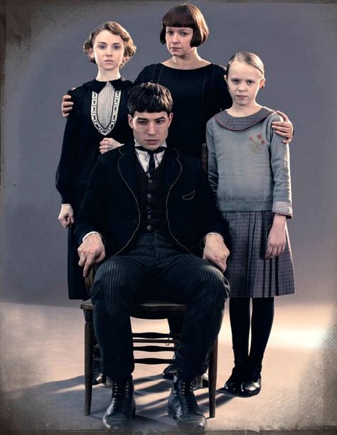 Happy Family Photos, Alison Sudol, Credence Barebone, Fantastic Beasts Series, Fantasic Beasts, Fantastic Beasts Movie, Newt Scamander, Eddie Redmayne, Harry Potter Fanfiction