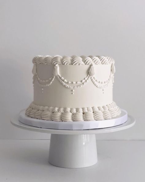 Small Traditional Wedding Cakes, Very Simple Wedding Cake, Simple Vintage Cake Designs, Simple Lambeth Cake, Individual Wedding Cakes For Each Table, Vintage Cake Round, 8 Inch Wedding Cake, Classic Cake Designs, Vintage Inspired Wedding Cake