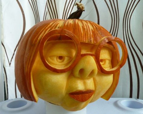 This Edna Mode pumpkin by Sparks Fly Design is not cool with capes. Edna Pumpkin Carving, Edna Mode Pumpkin, Sculpted Pumpkin Faces, Pumpkin Carving Pretty, Pumpkin Carving Ideas Pretty, Pumkin Carving Ideas, Cool Pumpkin Carving Ideas, Cute Pumpkin Carving Ideas, Funny Pumpkin Carvings