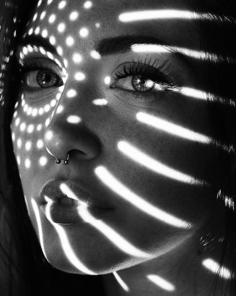 20 Shadow Photography Tips for Amazing Photos Self Portrait Photography, Portrait Photo Original, Distortion Photography, Shadow Portraits, Light And Shadow Photography, Pattern Photography, Studio Portrait Photography, Shadow Photography, Shadow Photos