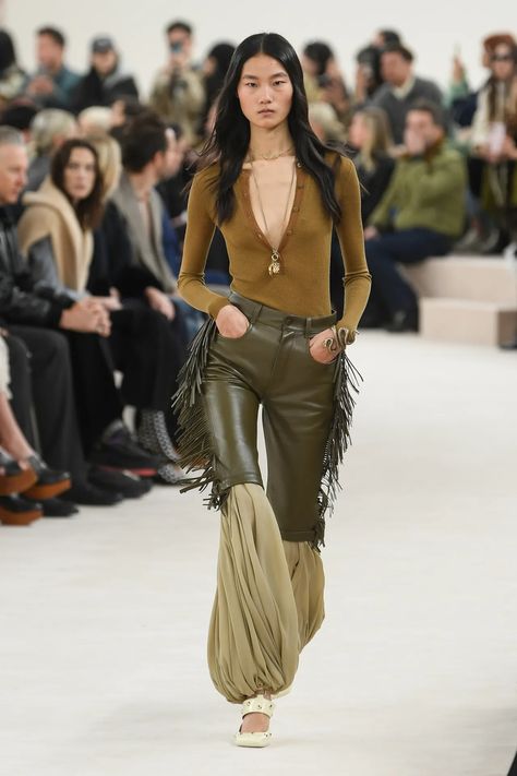 Chloé Fall 2024 Ready-to-Wear Runway, Fashion Show & Collection Review [PHOTOS] Short Cuir, Chloe Fashion, Paris Mode, Moda Paris, Mode Boho, Runway Trends, Runway Collection, Fashion Show Collection, Looks Style