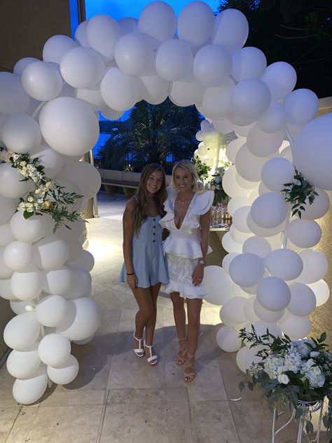 All White Cocktail Party Decor, Ballon Arch Engagement Party, All White Balloon Arch, Balloon Walkway, White Hamptons Party, All White Birthday Party, All White Party Ideas, White Balloon Arch, Wedding Balloon Arch